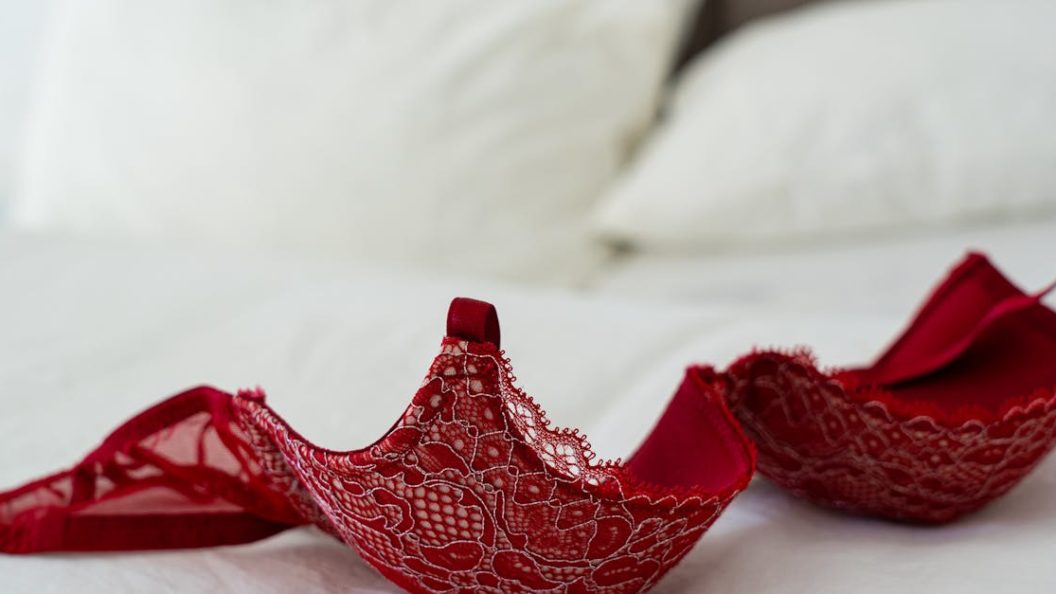 découvrez notre collection de lingerie raffinée et sensuelle. offrez-vous des pièces élégantes qui allient confort et style pour sublimer votre silhouette et réveiller la déesse qui sommeille en vous.
