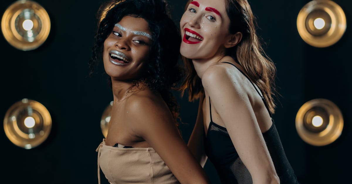 découvrez les tendances de lingerie 2023 : styles, couleurs et matériaux incontournables pour sublimer votre silhouette avec élégance et sensualité.