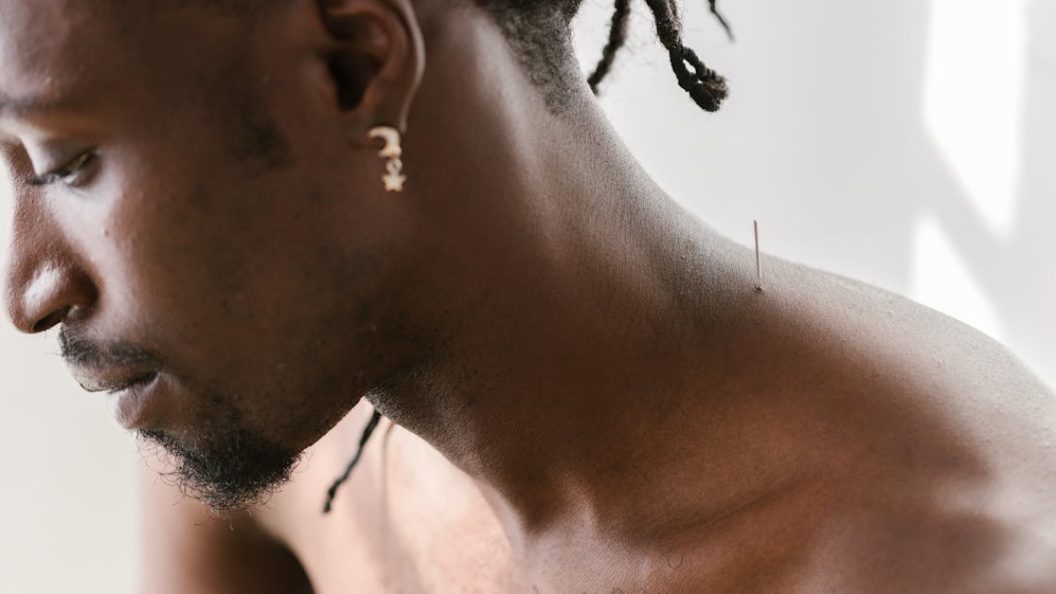découvrez l'acupression, une technique de médecine traditionnelle qui utilise la pression sur des points spécifiques du corps pour soulager le stress, atténuer la douleur et améliorer votre bien-être général. apprenez-en plus sur ses bienfaits et comment l'intégrer dans votre quotidien.