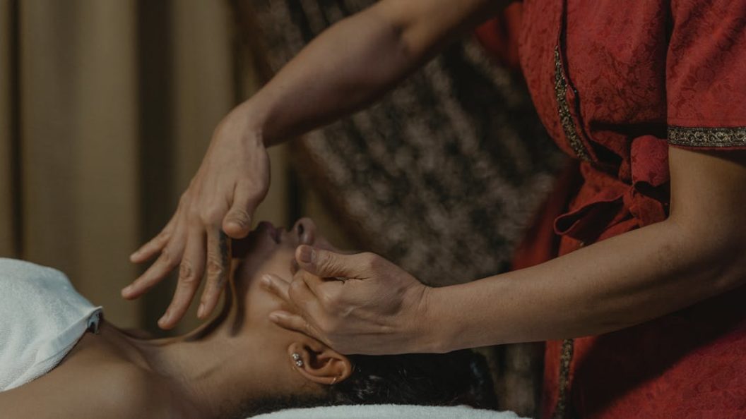 découvrez l'acupression, une technique de médecine traditionnelle chinoise qui utilise des pressions sur des points spécifiques du corps pour soulager le stress, soulager les douleurs et promouvoir le bien-être. apprenez comment cette méthode naturelle peut améliorer votre santé globale.